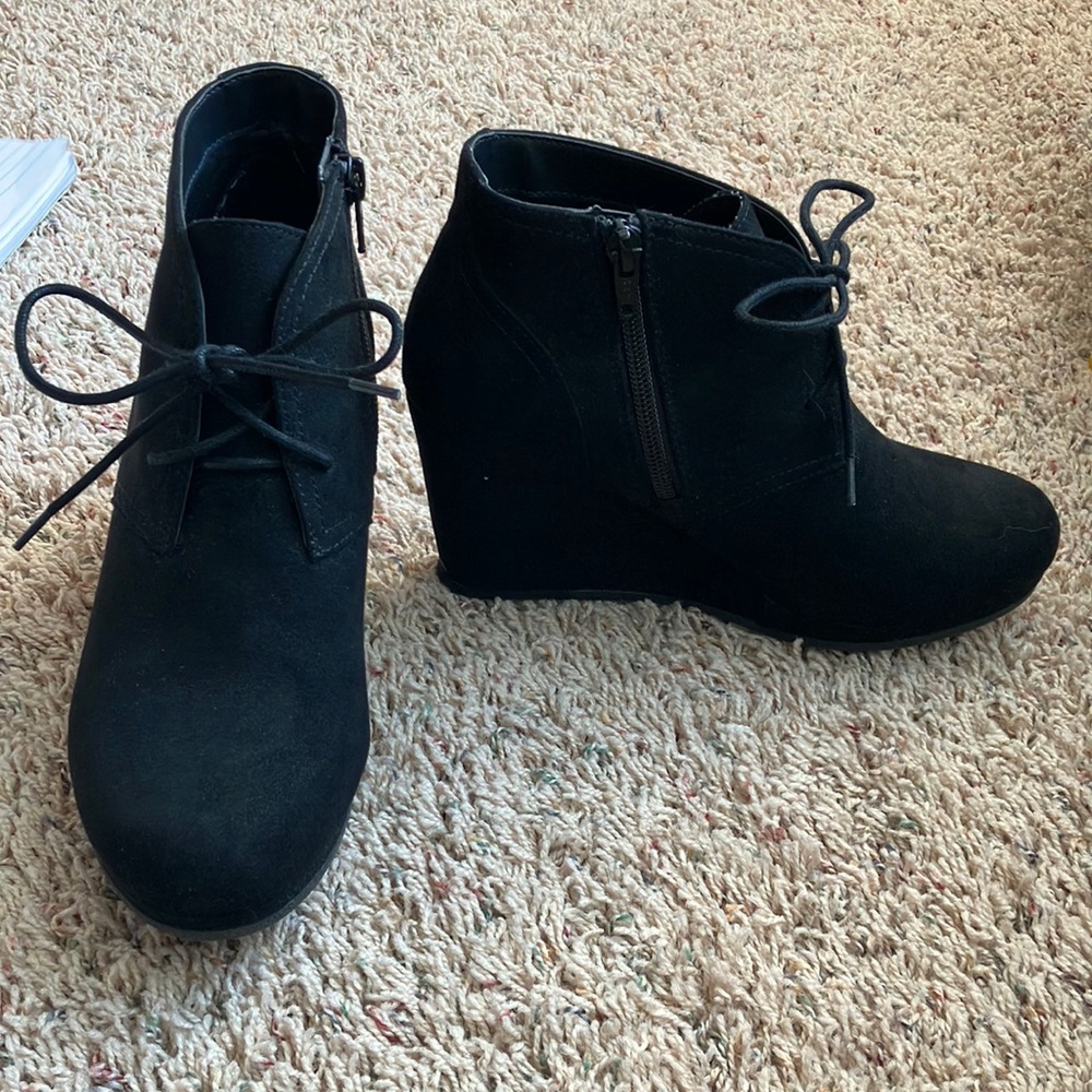 Universal Thread black heeled ankle boots